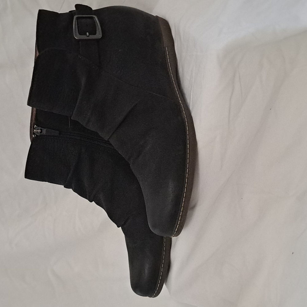 Ladies Dansko zippered Lia ankle boot, Black Nubuck leather, sz 42 wedge heel.
